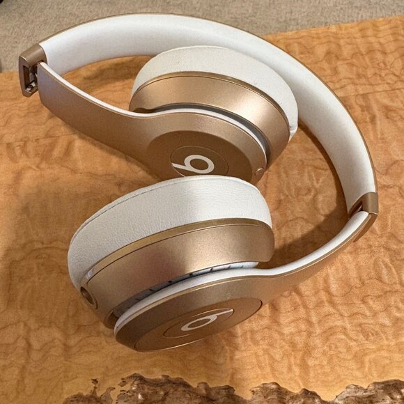 Beats Solo Headphones - Picture 2 of 6